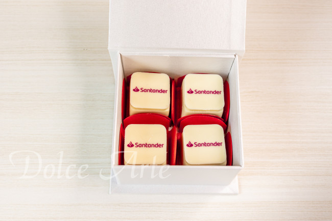 Caixa personalizada com 4 doces decorados com pastilha de chocolate corporativo