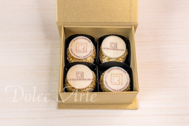 Caixa personalizada com 4 doces decorados com pastilha de chocolate corporativo