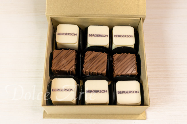 Caixa personalizada com 9 doces decorados com pastilha de chocolate corporativo