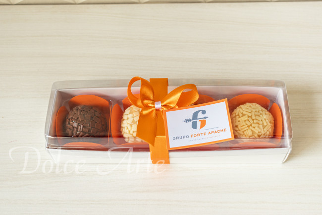 Caixa de visor corporativa com 4 brigadeiros, com fita e tag personalizada