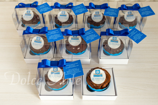 Cupcakes decorados com a logo em caixa de acetato, fita e tag personalizada para evento corporativo