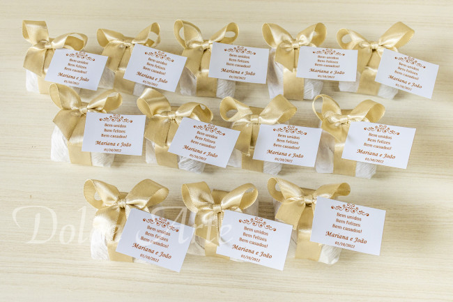 Bem-Casado em crepom com fita de cetim e tag