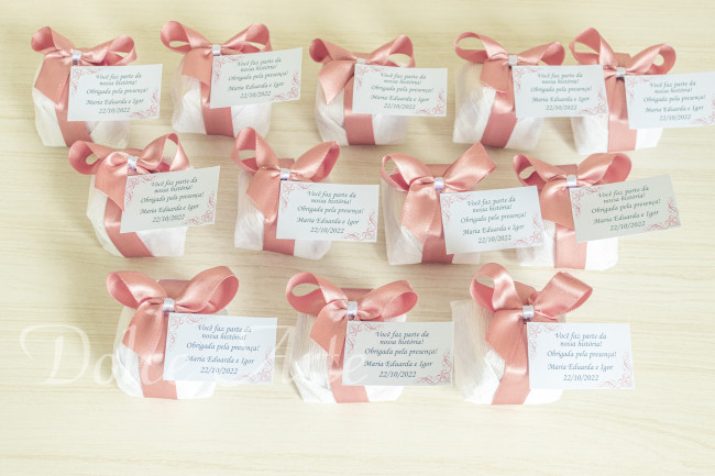 Bem-Casado em crepom com fita de cetim e tag