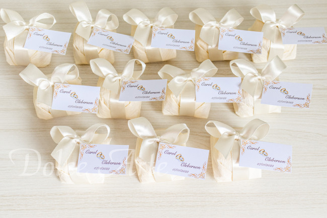 Bem-Casado em crepom com fita de cetim e tag