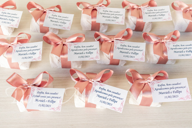 Bem-Casado em crepom com fita de cetim e tag