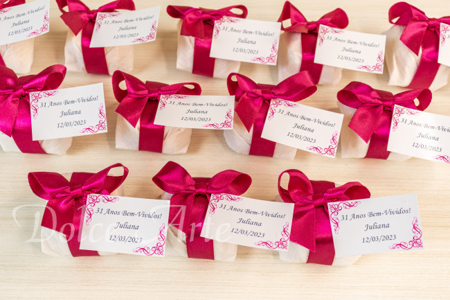 Bem-Vivido em crepom com fita de cetim e tag