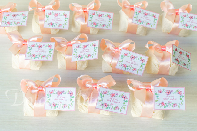 Bem-Vivido em crepom com fita de cetim e tag