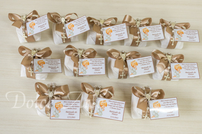 Bem-Batizado em crepom com fita de cetim, tercinho e tag