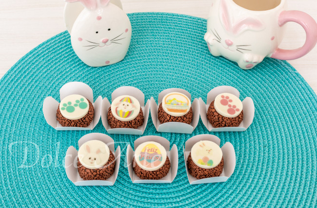 Doces decorados Páscoa com pastilha de chocolate