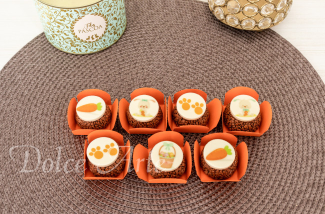 Doces decorados Páscoa com pastilha de chocolate