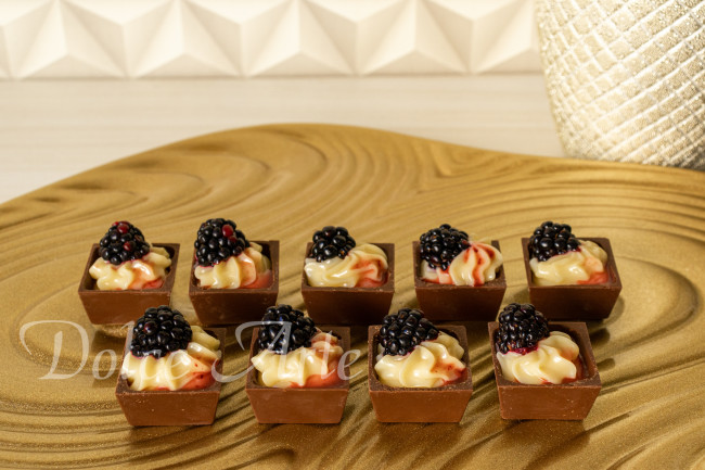 Caixinha de Brigadeiro Branco com Amora