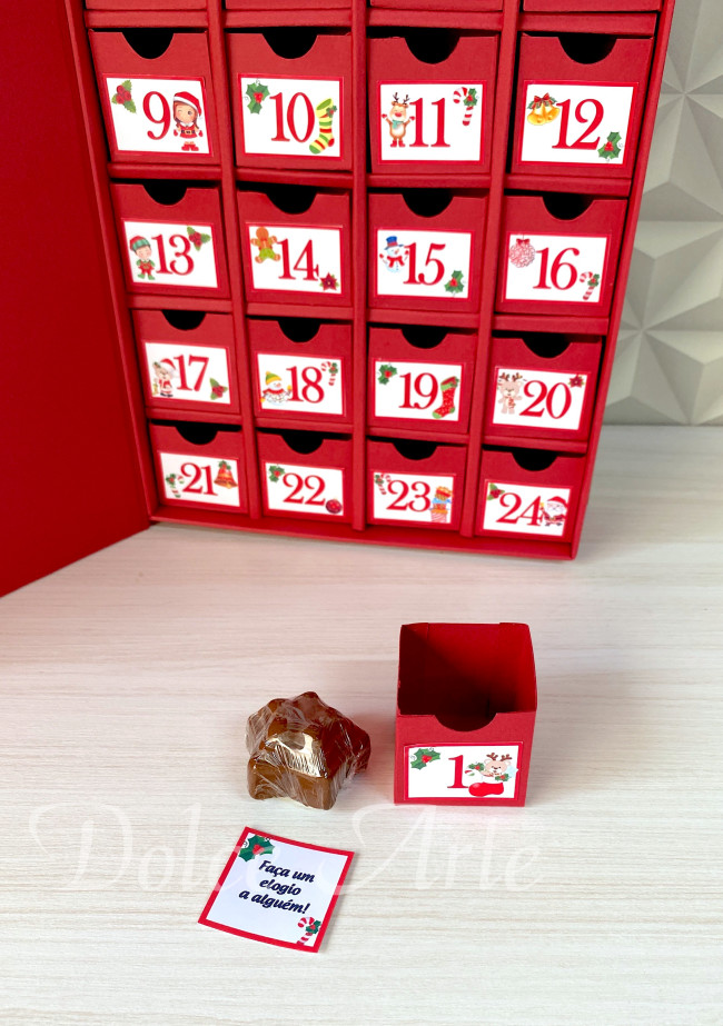 Calendário do Advento com bombons e mensagens