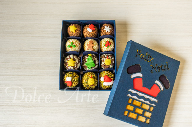 Caixa com 12 doces decorados Natal
