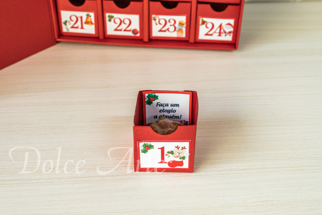 Calendário do Advento com bombons e mensagens