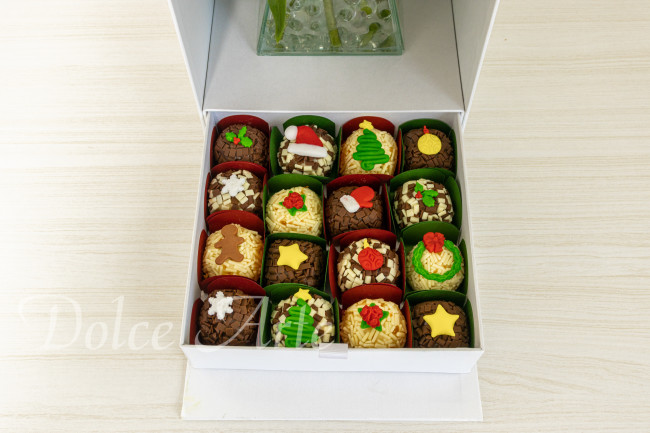 Caixa com flores e doces decorados Natal