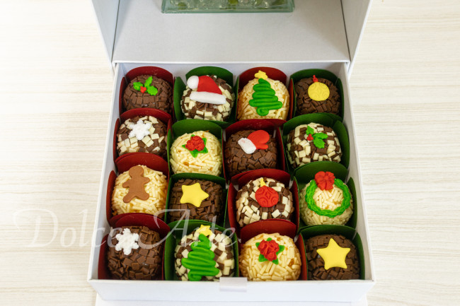 Caixa com mini Panetone e doces decorados Natal