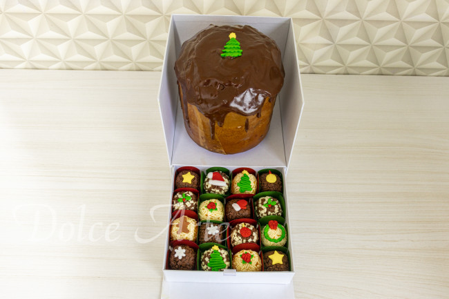 Caixa com mini Panetone e doces decorados Natal