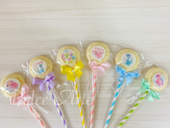 Pirulitos de chocolate com pastilha de chocolate Dinossauros