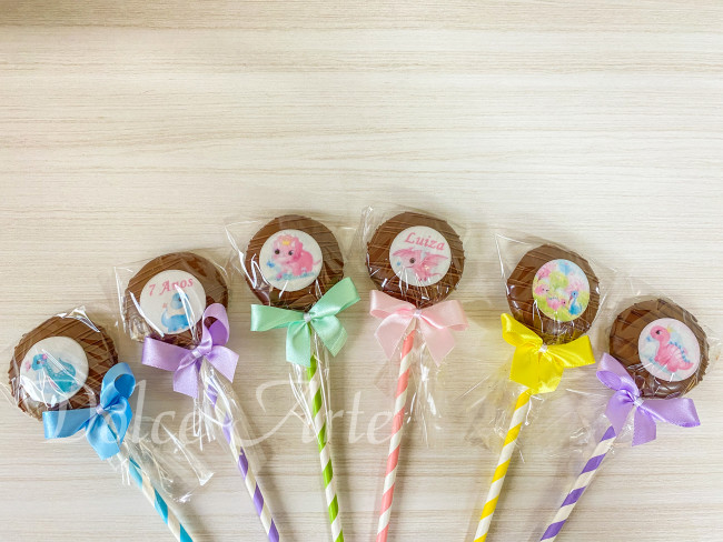 Pirulitos de chocolate com pastilha de chocolate Dinossauros