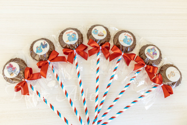 Pirulito de chocolate decorado Galinha Pintadinha