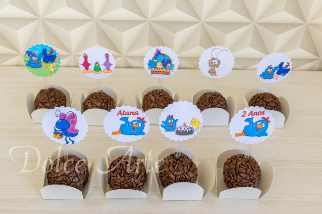 Doces decorados com topper Galinha Pintadinha