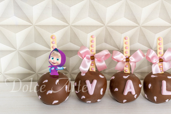 Maçãs de chocolate Masha e o Urso