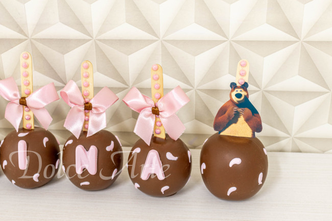 Maçãs de chocolate Masha e o Urso