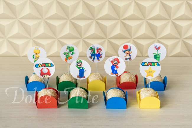 Doces decorados com topper Super Mario