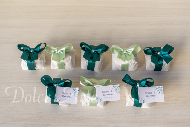 Bem-Casado em crepom com fita de cetim e tag