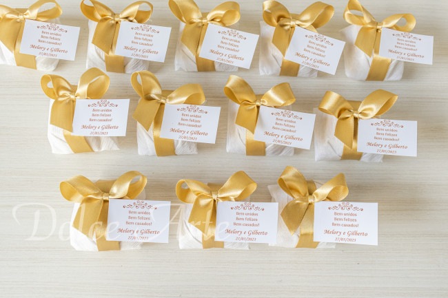 Bem-Casado em crepom com fita de cetim e tag