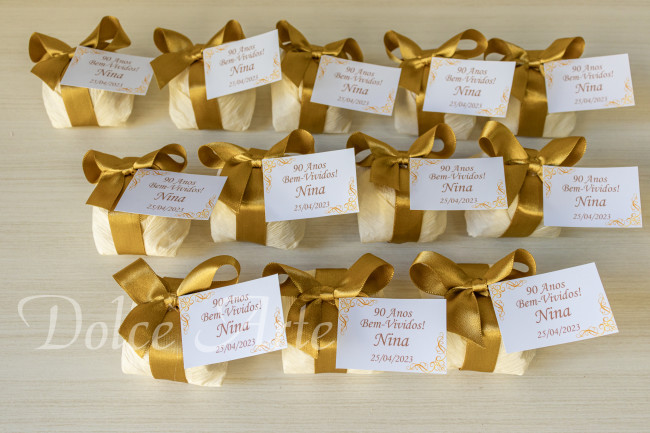 Bem-Vivido em crepom com fita de cetim e tag