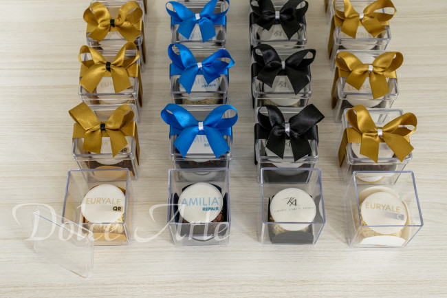 Caixas de Acrílico corporativas com 1 brigadeiro decorados com a logo, com fita e tag personalizada