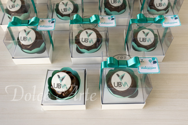 Cupcakes decorados com a logo em caixa de acetato, fita e tag personalizada para evento corporativo