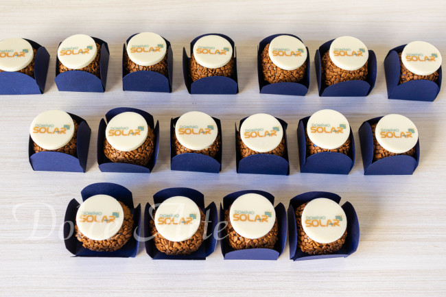 Doces Decorados Corporativos, personalizados com pastilha de chocolate com a logo da empresa