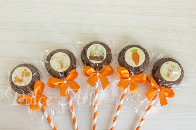 Pirulitos de chocolate com pastilha de chocolate Páscoa