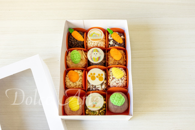 Caixa de visor com 12 doces decorados Páscoa