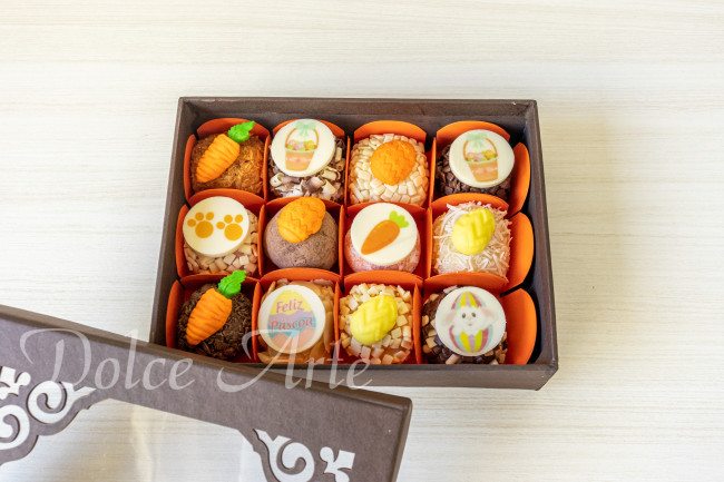 Caixa com 12 doces decorados Páscoa