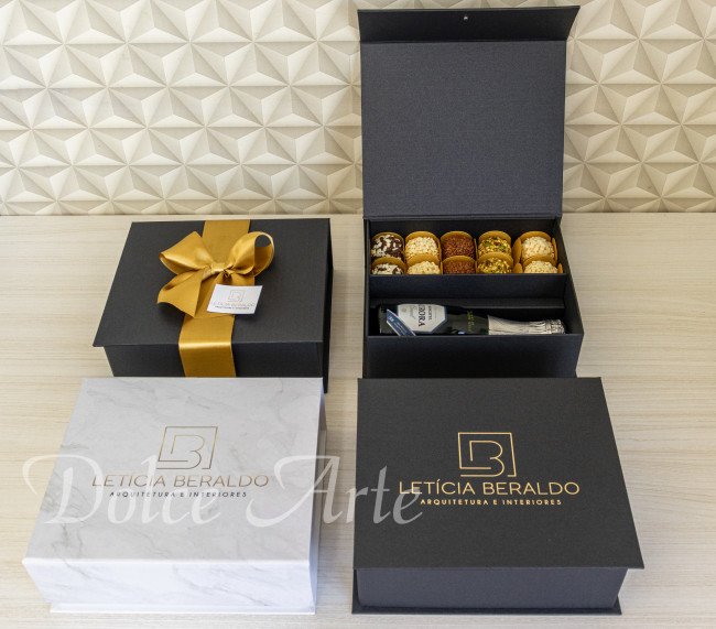 Caixas Personalizadas Corporativas com 10 doces e mini espumante