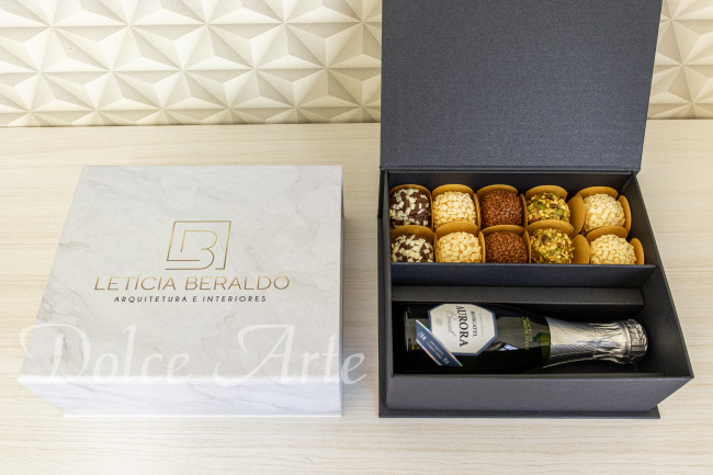 Caixas Personalizadas Corporativas com 10 doces e mini espumante