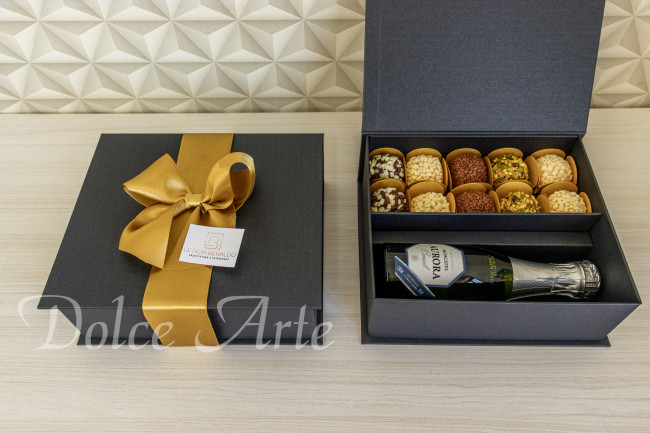 Caixas Personalizadas Corporativas com 10 doces e mini espumante