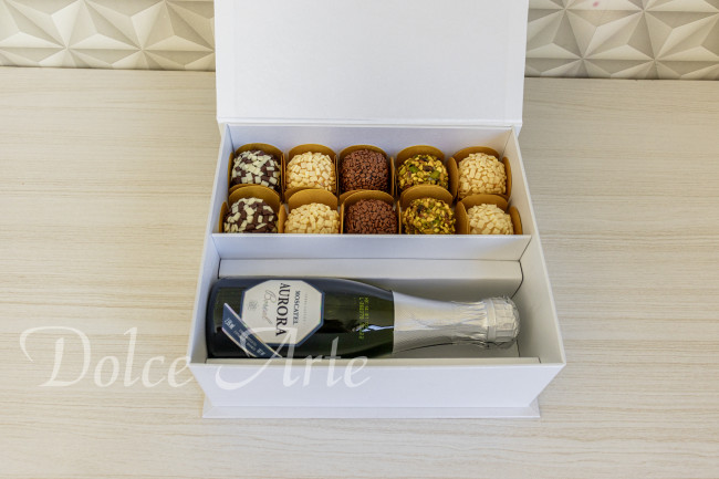 Caixas Personalizadas Corporativas com 10 doces e mini espumante