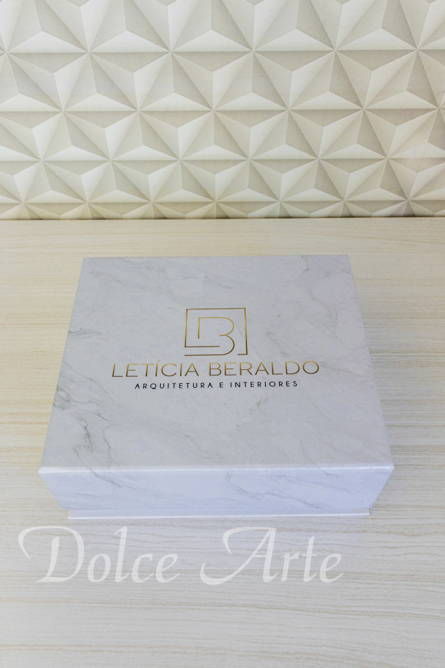 Caixas Personalizadas Corporativas com 10 doces e mini espumante (com impressão da logo na tampa)