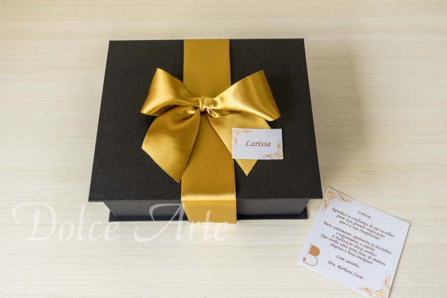 Caixas Personalizadas Corporativas com 10 doces e mini espumante, com fita e tag