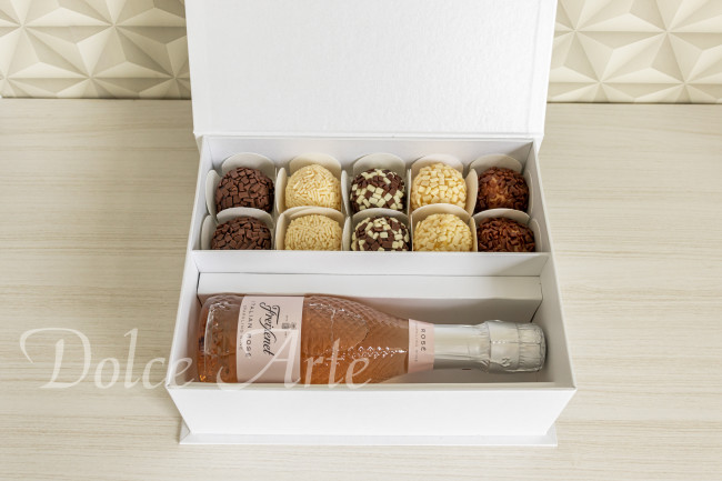 Caixas Personalizadas Corporativas com 10 doces e mini espumante