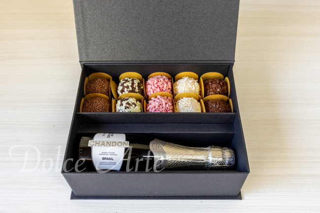 Caixas Personalizadas Corporativas com 10 doces e mini espumante