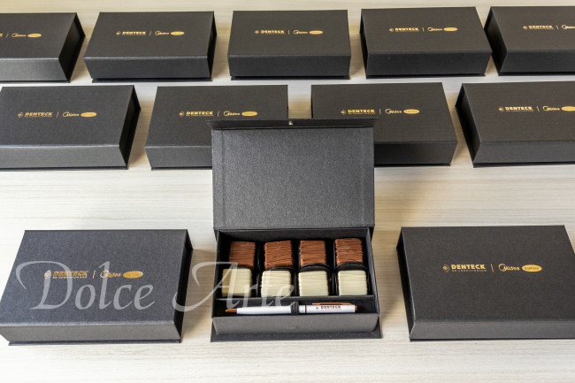Caixas Personalizadas corporativas, com a logo em hot stamping, com 8 bombons e espaço para caneta