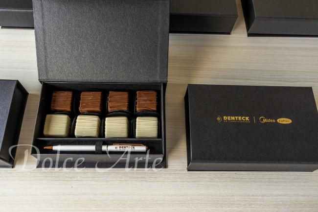 Caixas Personalizadas corporativas com 8 bombons e espaço para caneta