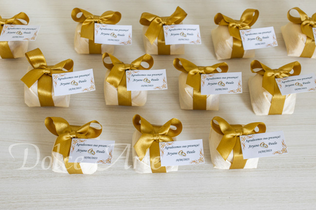 Bem-Casado em crepom com fita de cetim e tag