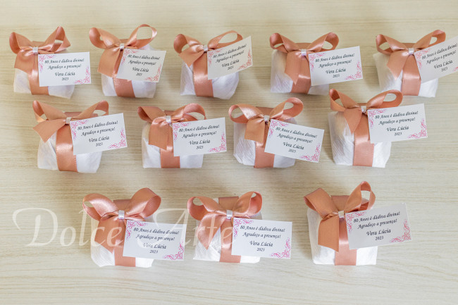 Bem-Vivido em crepom com fita de cetim e tag