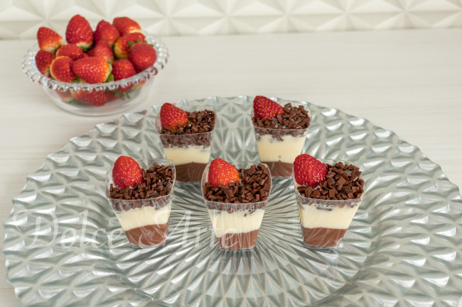 Tacinhas de Brigadeiro Preto e Branco com Morango